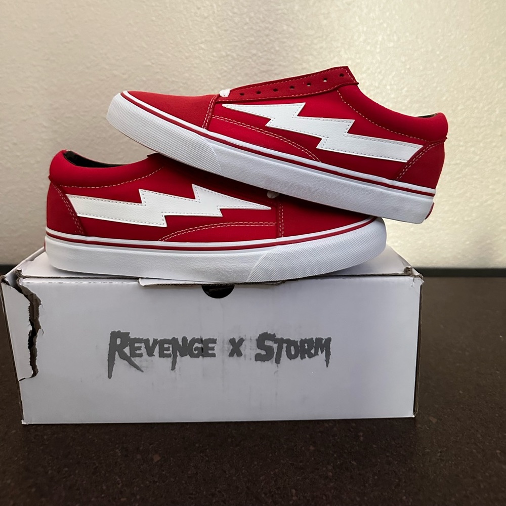 Revenge x Storm size 8 M NEW DS